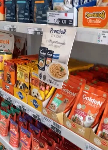 Prateleira de petiscos e sachês na lojinha da PetBu